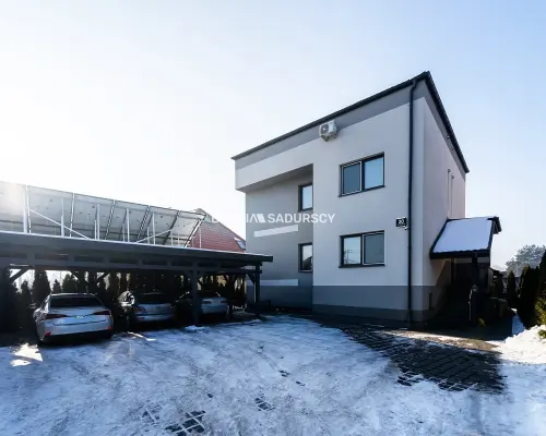 Budynek z 6 niezależnymi apartamentami.