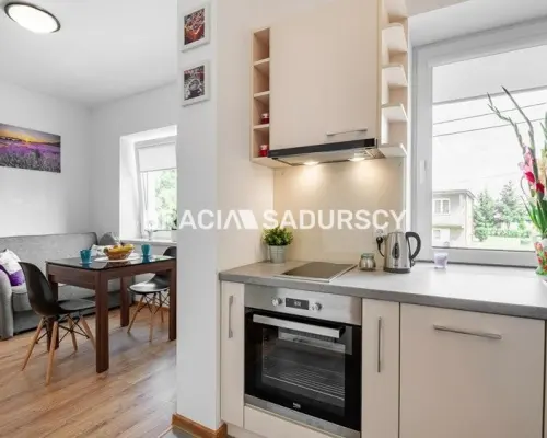 Budynek z 6 niezależnymi apartamentami.