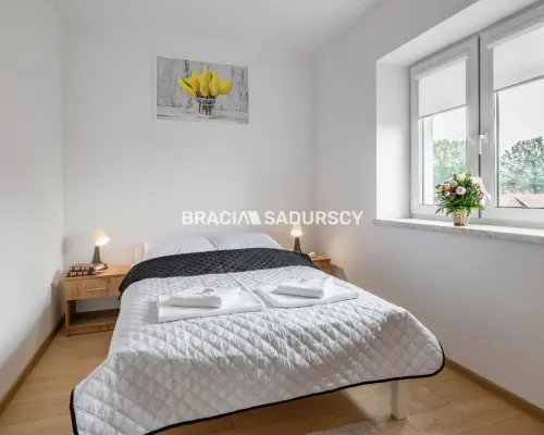Budynek z 6 niezależnymi apartamentami.