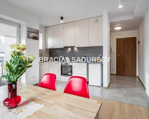 Budynek z 6 niezależnymi apartamentami.