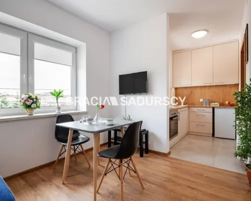 Budynek z 6 niezależnymi apartamentami.