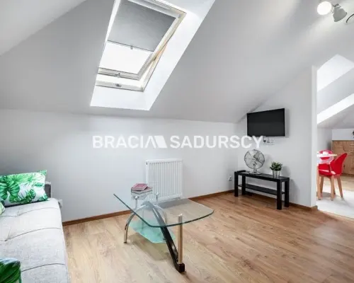 Budynek z 6 niezależnymi apartamentami.