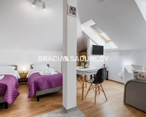 Budynek z 6 niezależnymi apartamentami.