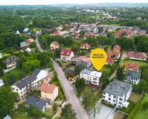 Czteropoziomowy dom z klatką schodową.