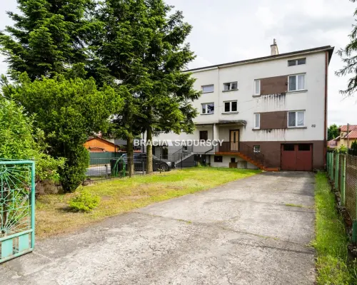 Czteropoziomowy dom z klatką schodową.