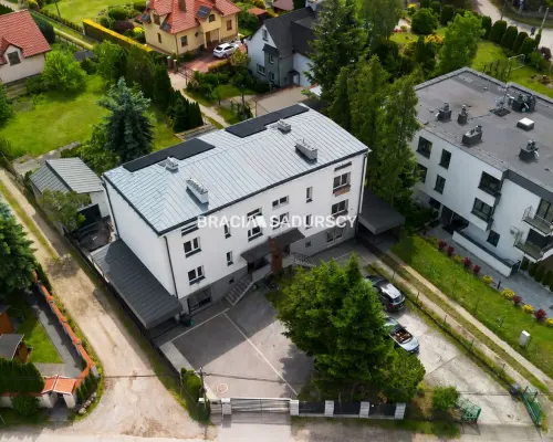 Czteropoziomowy dom z klatką schodową.
