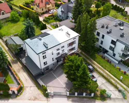 Czteropoziomowy dom z klatką schodową.