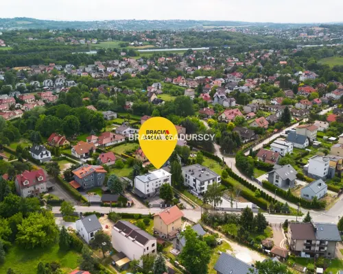 Czteropoziomowy dom z klatką schodową.