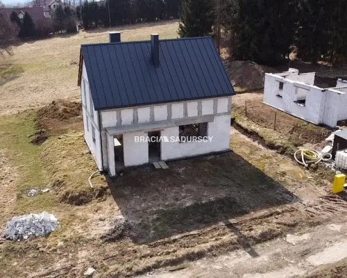 Dom w spokojnej okolicy Jeziora Dobczyckiego.