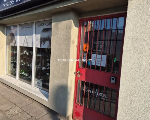 Działający fryzjer odstąpi lokal 64m2