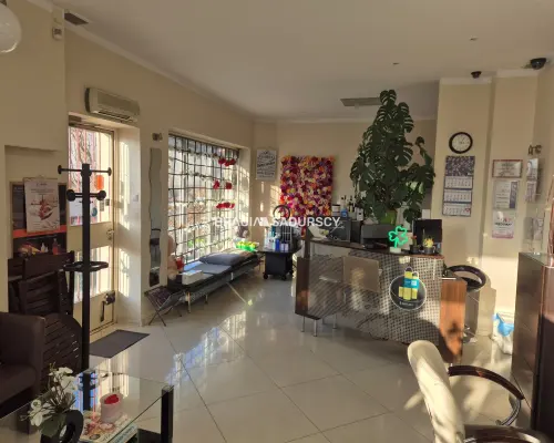 Działający fryzjer odstąpi lokal 64m2