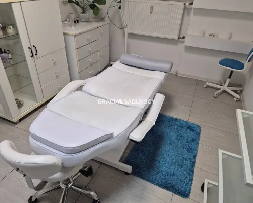 Działający fryzjer odstąpi lokal 64m2