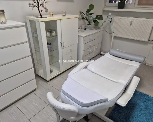 Działający fryzjer odstąpi lokal 64m2