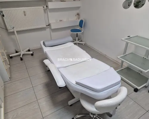 Działający fryzjer odstąpi lokal 64m2