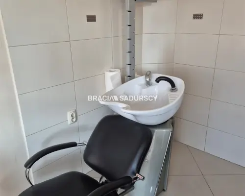 Działający fryzjer odstąpi lokal 64m2