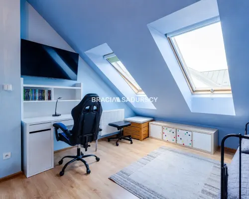 2-pok, 48 m² (ok. 60 m² po podłodze), balkon