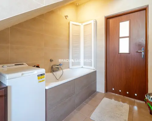 2-pok, 48 m² (ok. 60 m² po podłodze), balkon