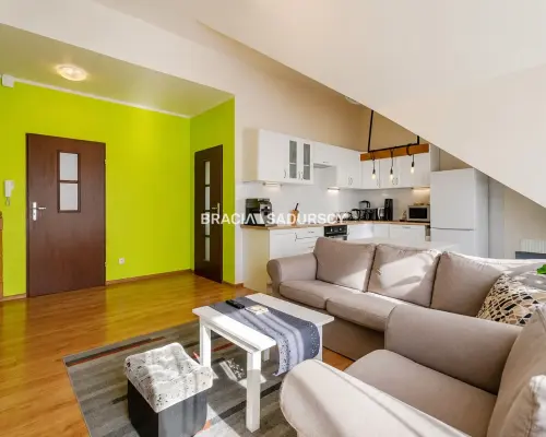 2-pok, 48 m² (ok. 60 m² po podłodze), balkon