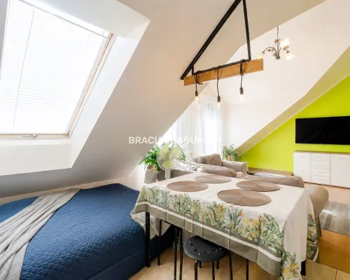 2-pok, 48 m² (ok. 60 m² po podłodze), balkon