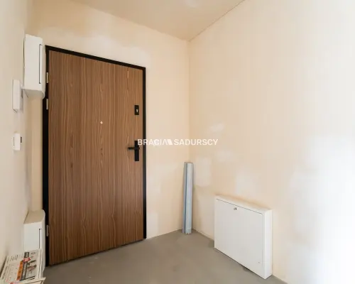 Nowoczesny jasny apartament w otoczeniu zieleni