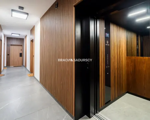 Nowoczesny jasny apartament w otoczeniu zieleni