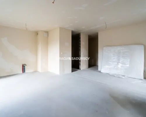 Nowoczesny jasny apartament w otoczeniu zieleni