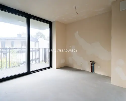 Nowoczesny jasny apartament w otoczeniu zieleni