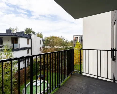 Nowoczesny jasny apartament w otoczeniu zieleni
