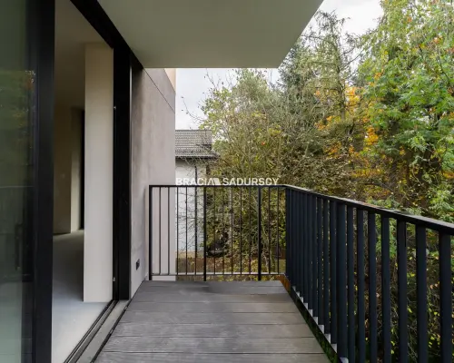 Nowoczesny jasny apartament w otoczeniu zieleni