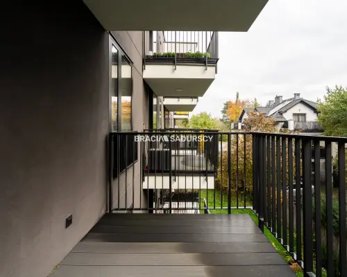 Nowoczesny jasny apartament w otoczeniu zieleni