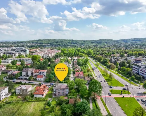 Dwa poziomy w domu typu bliźniak z garażem.