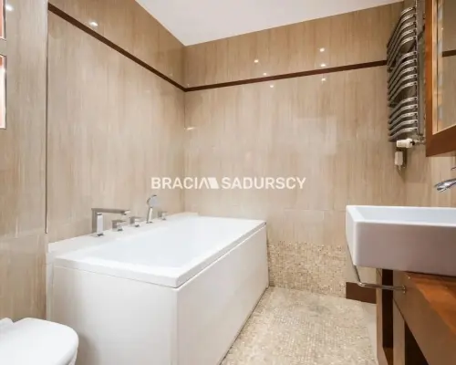 Dwupoziomowy apartament z balkonem os. zamknięte