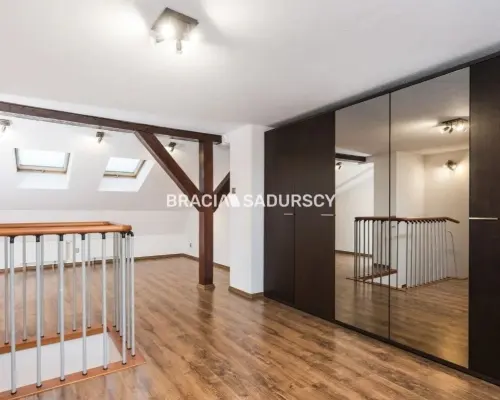 Dwupoziomowy apartament z balkonem os. zamknięte