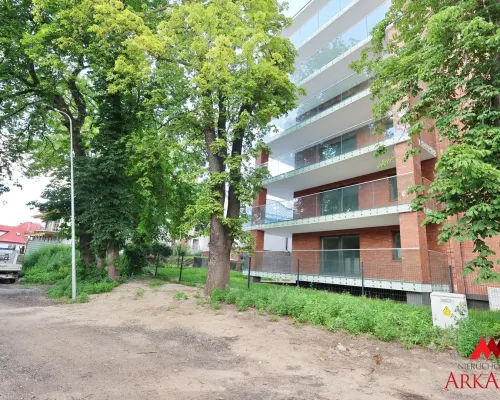 Biuro Nieruchomości Arkadia  ma przyjemność zaprezentować wyjątkowy apartament zlokalizowany w nowoczesnym budynku z rynku pier