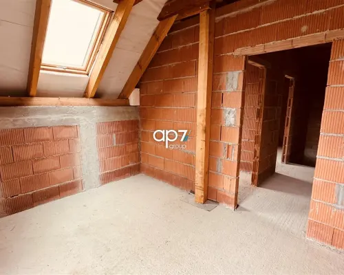 Na sprzedaż bliźniak w stanie deweloperskim o projektowanej pow. użytkowej 122.5m 2  usytuowany na działce o powierzchni ok 3a.