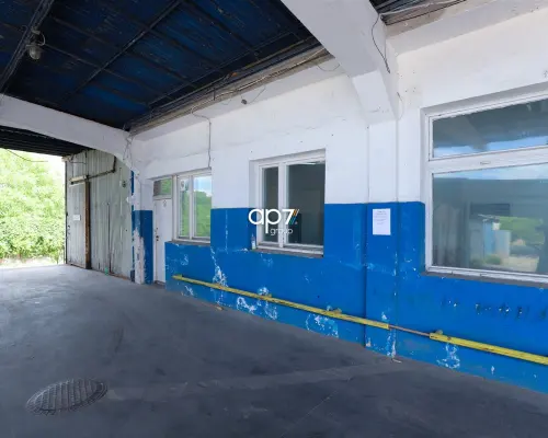 Do wynajęcia  hala o powierzchni 384m 2   usytuowana  w dzielnicy  Kraków/ Podgórze.   Hala zlokalizowana na obszernym placu