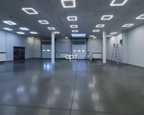 Do wynajęcia hala/magazyn o powierzchni 373,98 m 2    w Modlnicy.    Powierzchnia hali obejmuje:  - sala sprzedaży 83m 2  z