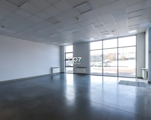 Do wynajęcia hala/magazyn o powierzchni 373,98 m 2    w Modlnicy.    Powierzchnia hali obejmuje:  - sala sprzedaży 83m 2  z