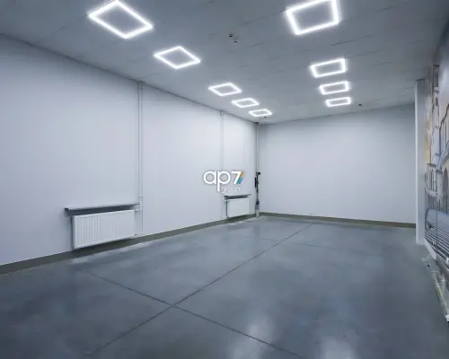 Do wynajęcia hala/magazyn o powierzchni 373,98 m 2    w Modlnicy.    Powierzchnia hali obejmuje:  - sala sprzedaży 83m 2  z