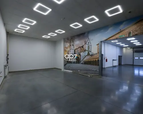 Do wynajęcia hala/magazyn o powierzchni 373,98 m 2    w Modlnicy.    Powierzchnia hali obejmuje:  - sala sprzedaży 83m 2  z