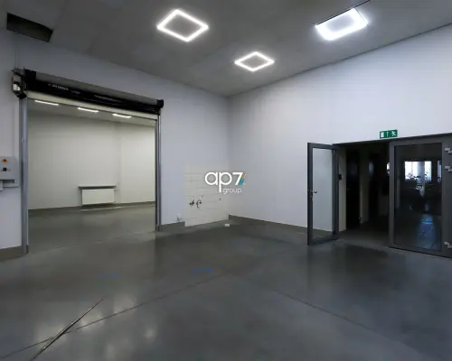 Do wynajęcia hala/magazyn o powierzchni 373,98 m 2    w Modlnicy.    Powierzchnia hali obejmuje:  - sala sprzedaży 83m 2  z