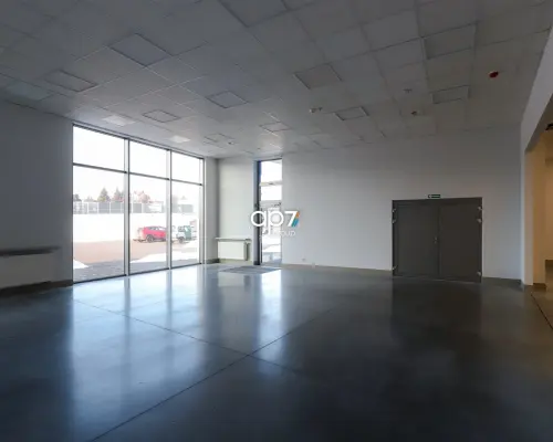 Do wynajęcia hala/magazyn o powierzchni 373,98 m 2    w Modlnicy.    Powierzchnia hali obejmuje:  - sala sprzedaży 83m 2  z