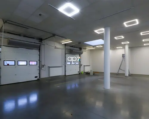 Do wynajęcia hala/magazyn o powierzchni 373,98 m 2    w Modlnicy.    Powierzchnia hali obejmuje:  - sala sprzedaży 83m 2  z
