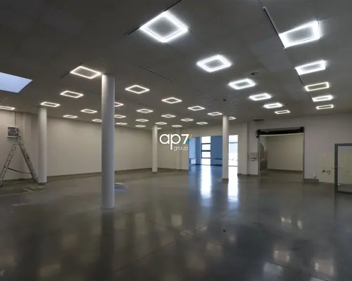 Do wynajęcia hala/magazyn o powierzchni 373,98 m 2    w Modlnicy.    Powierzchnia hali obejmuje:  - sala sprzedaży 83m 2  z