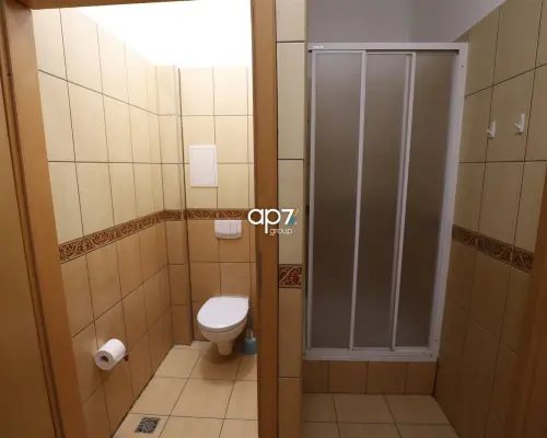 Hala z regałami wysokiego składowania