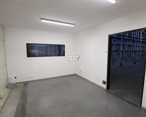 Hala z regałami wysokiego składowania