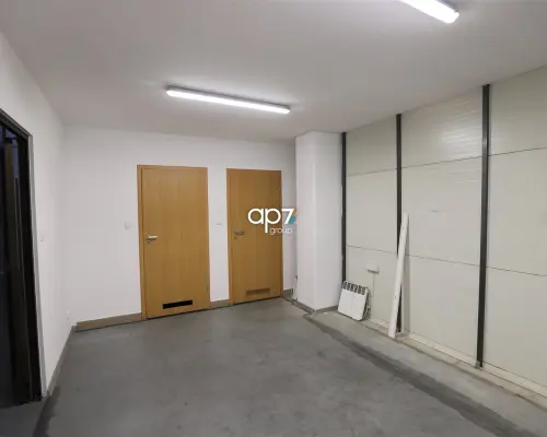 Hala z regałami wysokiego składowania