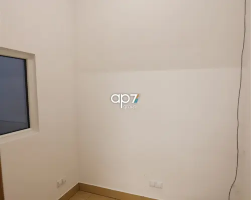 Hala z regałami wysokiego składowania