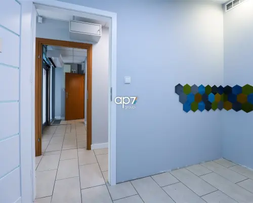 Do wynajęcia lokal o powierzchni 72m 2   zlokalizowany na Prądniku Białym.  Lokal usytuowany na parterze jednego budynków biu