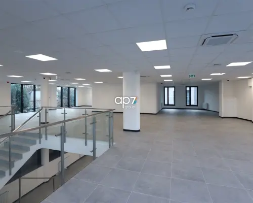 Do wynajęcia przestrzeń handlowa z dużymi witrynami w reprezentacyjnym budynku na Czyżynach.   Oferowany lokal to  dwa poziom